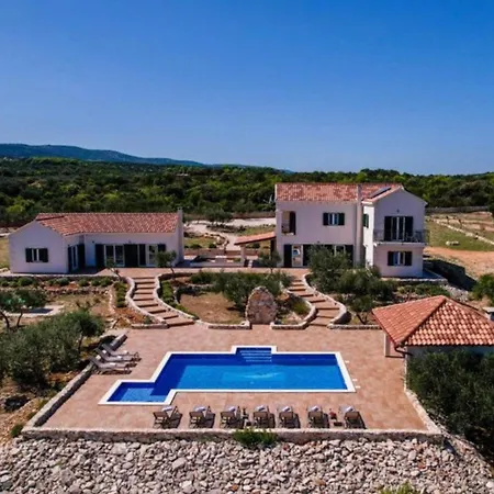 Luisa - 2 Haeuser, 6 Schlafzimmer Insel Brac - Pool, Grill, Kamin, Tischtennis, Boccia * Pučišća