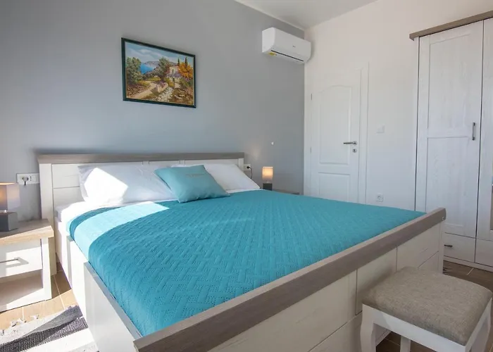 Villa Luisa - 2 Haeuser, 6 Schlafzimmer Insel Brac - Pool, Grill, Kamin, Tischtennis, Boccia Pučišća