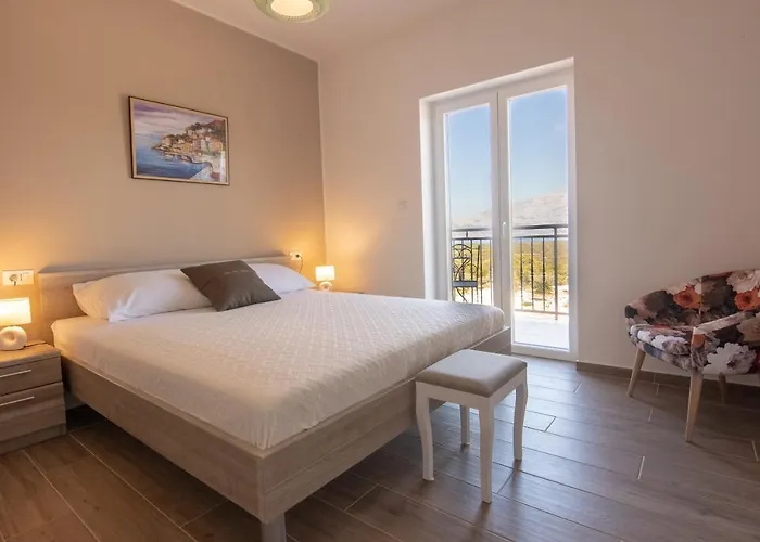 Villa Luisa - 2 Haeuser, 6 Schlafzimmer Insel Brac - Pool, Grill, Kamin, Tischtennis, Boccia