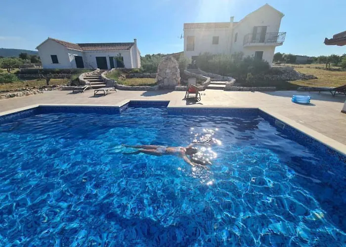 Villa Luisa - 2 Haeuser, 6 Schlafzimmer Insel Brac - Pool, Grill, Kamin, Tischtennis, Boccia